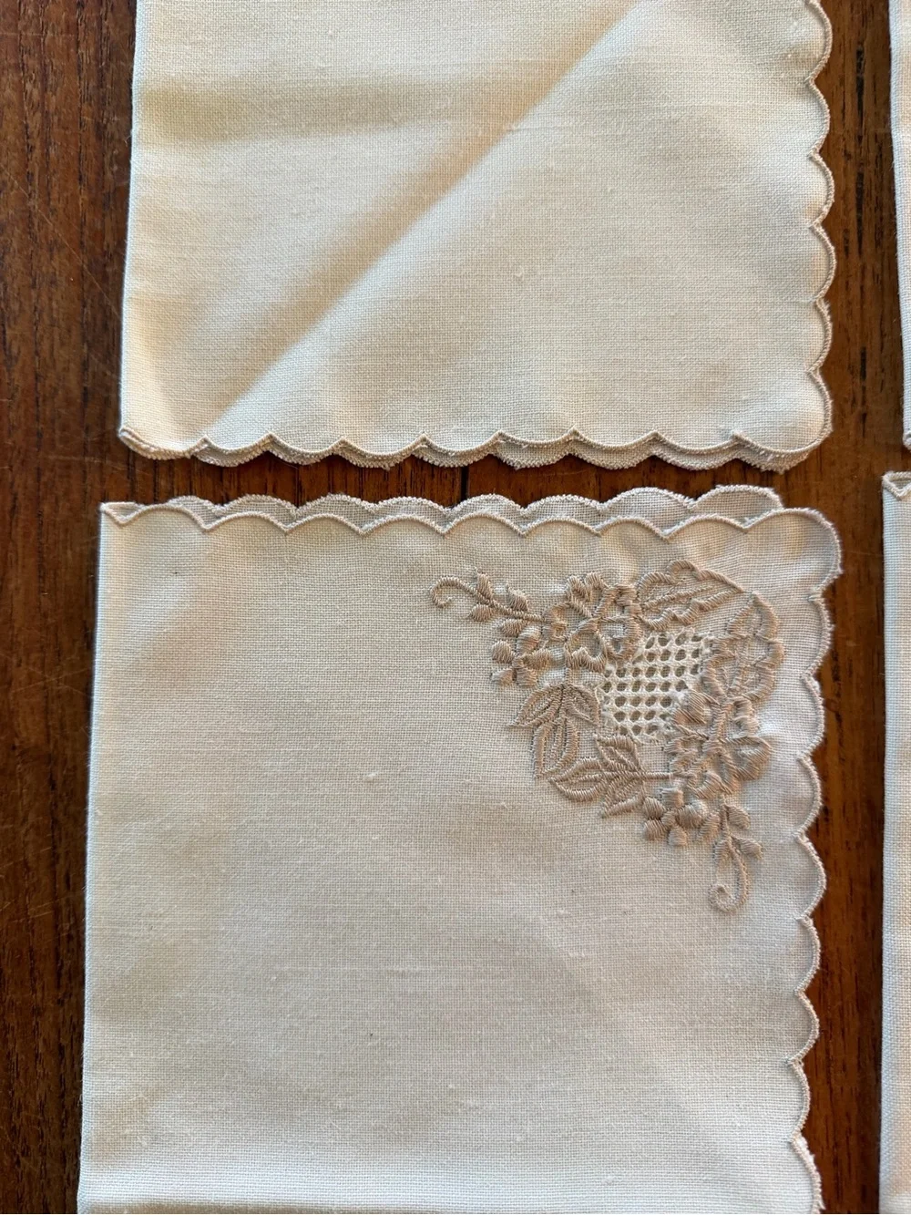 Vintage Embroidered Scalloped Edge Dinner Napkins - Cream/Tan 12